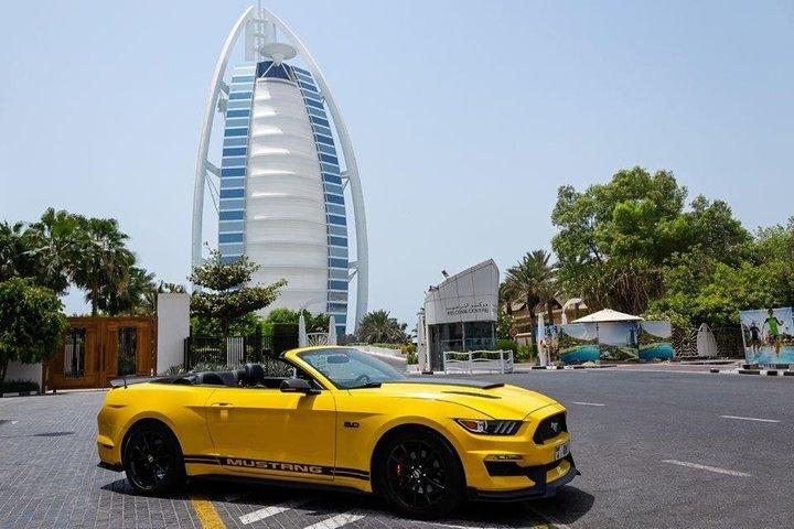 Luxe cabriolet in Dubai met chauffeur en fotomogelijkheid
