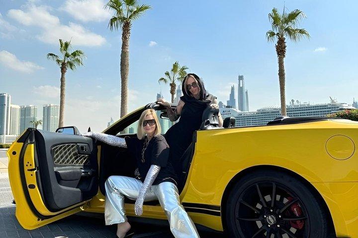 運転手付きと写真体験付きのドバイの高級コンバーチブルカー