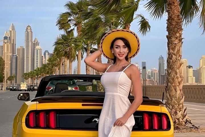 運転手付きと写真体験付きのドバイの高級コンバーチブルカー