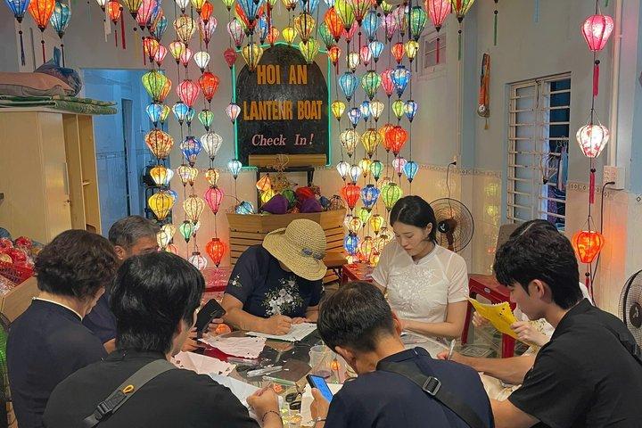 ホイアンプライベートバスケットボート、ランタン作り＆ホアイ川ボートライド