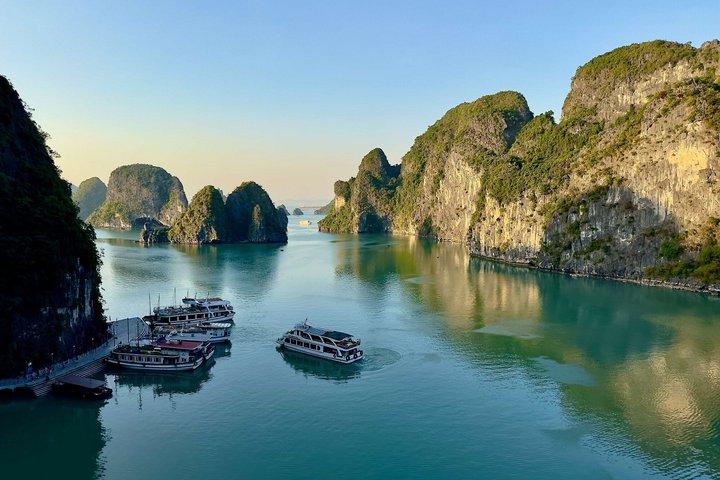 ハロン湾日帰りクルーズ：ソン・ソット洞窟、カヤック＆ジャグジー（ハノイ発）