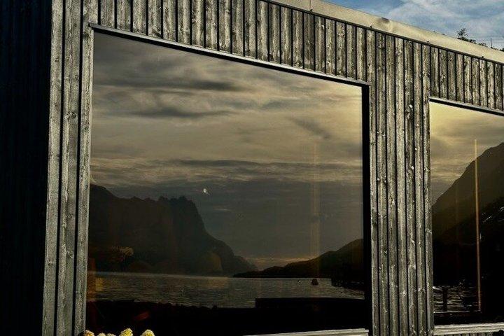 フィヨルドと山の景色を望むサウナリトリート