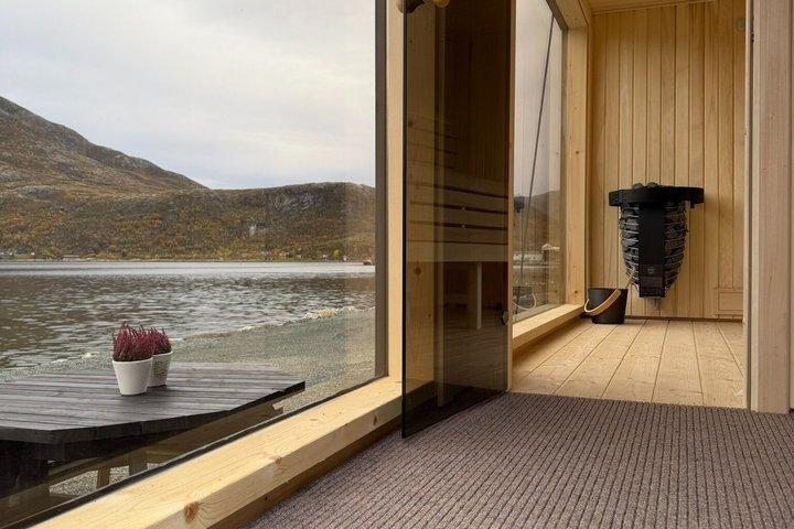 フィヨルドと山の景色を望むサウナリトリート