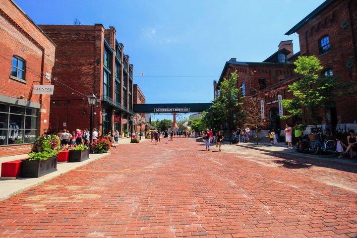 Toronto Highlights Private Guided Walking Tour