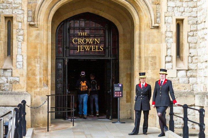 ロンドン塔ガイドツアー（テムズ川クルーズ（オプション）付き）