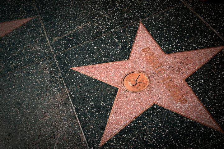 ハリウッドのネオンライトと映画レジェンド屋外ウォーキングツアー