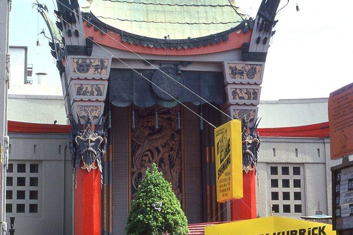 ハリウッドのネオンライトと映画レジェンド屋外ウォーキングツアー