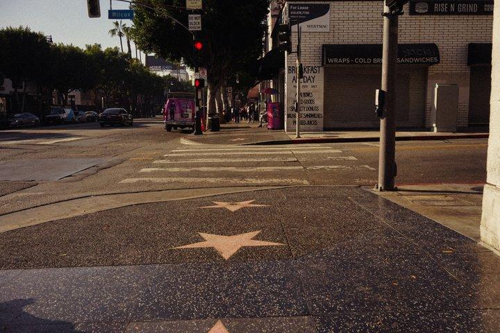 ハリウッドのネオンライトと映画レジェンド屋外ウォーキングツアー