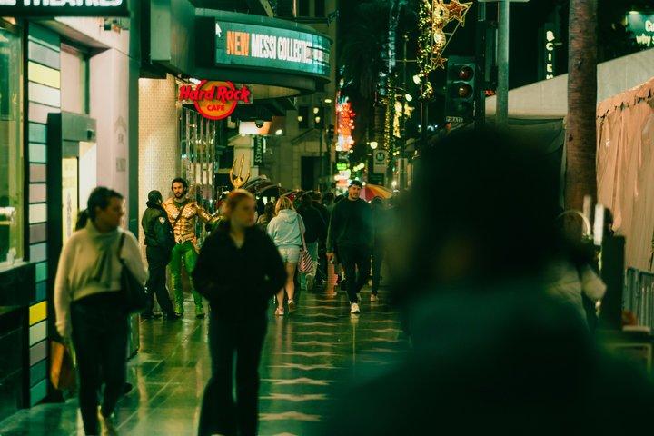 ハリウッドのネオンライトと映画レジェンド屋外ウォーキングツアー