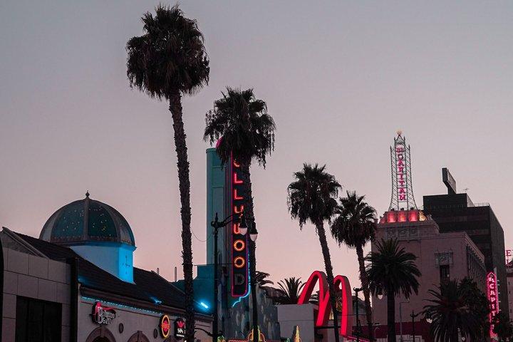 ハリウッドのネオンライトと映画レジェンド屋外ウォーキングツアー