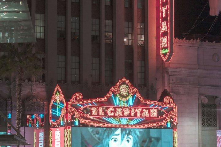 ハリウッドのネオンライトと映画レジェンド屋外ウォーキングツアー