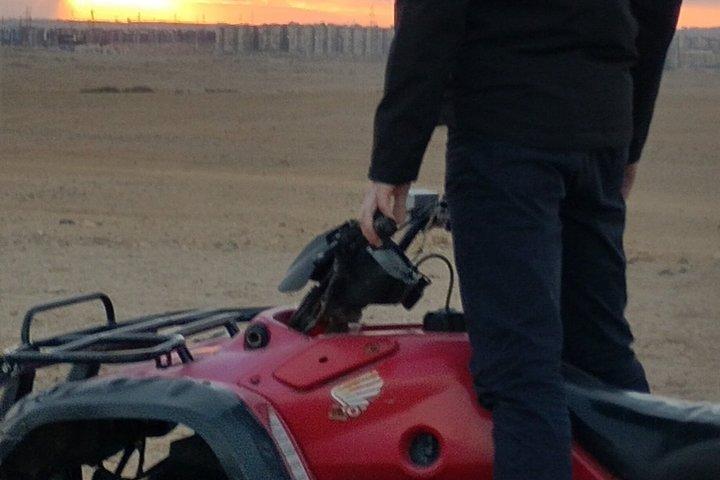 ATVでのギザ砂漠サンセットアドベンチャー（無料写真撮影付き）