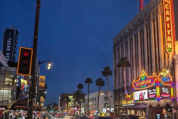 ハリウッドのネオンライトと映画レジェンド屋外ウォーキングツアー
