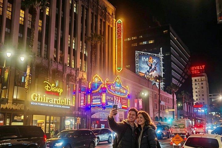 ハリウッドのネオンライトと映画レジェンド屋外ウォーキングツアー