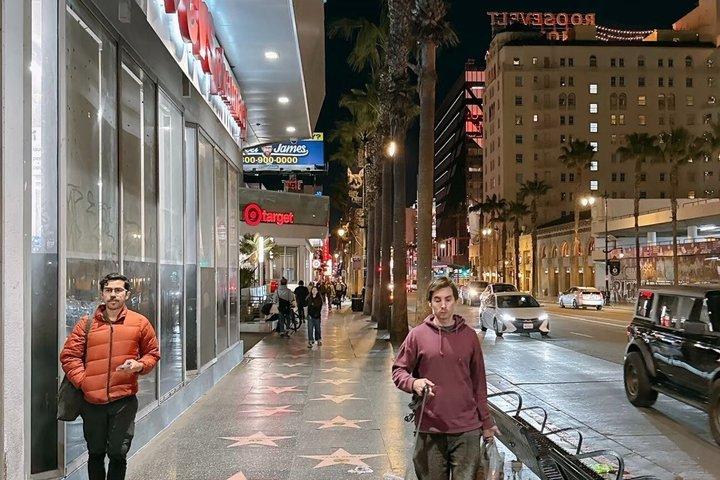 ハリウッドのネオンライトと映画レジェンド屋外ウォーキングツアー