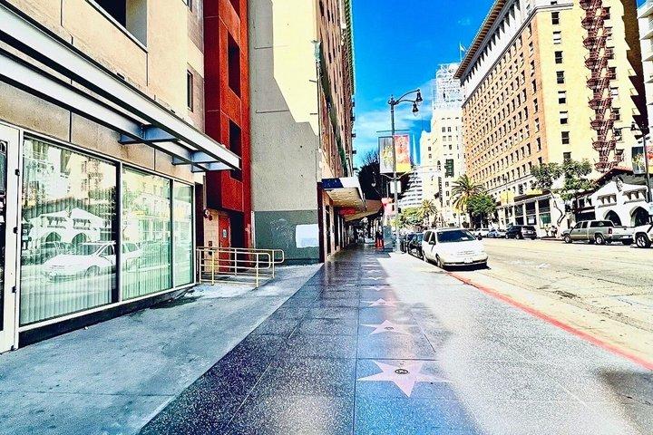 ハリウッドのネオンライトと映画レジェンド屋外ウォーキングツアー