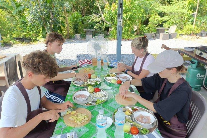 プライベートな運河沿いの料理教室と地元体験によるマーケット