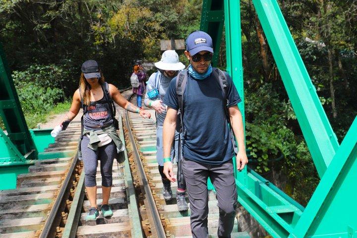 Machu Picchu: Ônibus de ida e volta de Cusco para a usina hidrelétrica.