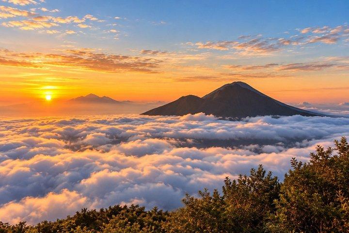 バトゥール山サンライズトレッキング＆天然温泉