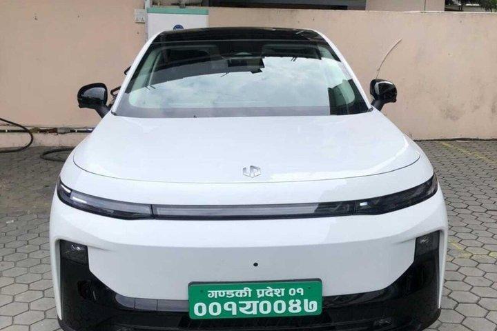 「プライベートトランスファー: 高級車でポカラからチトワンへ」