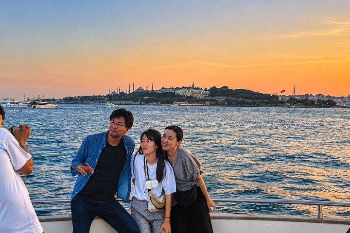 スナックとライブガイド付きイスタンブールボスポラス夕日ヨットクルーズ