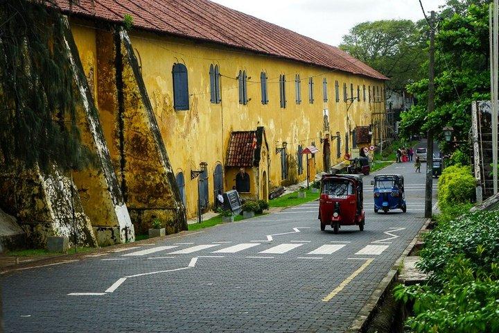カスタマイズ可能な複数日スリランカ旅行：車、ドライバー、旅館