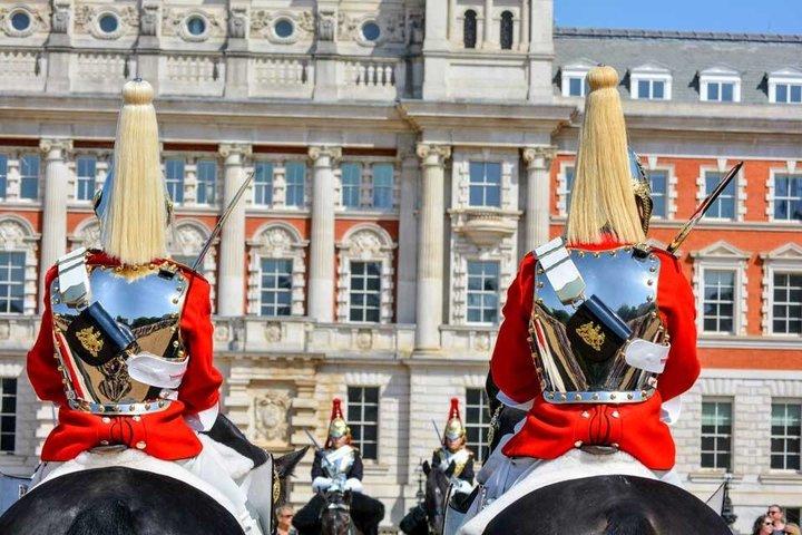 馬の衛兵交代式とバッキンガム宮殿を面白い歴史家と一緒に