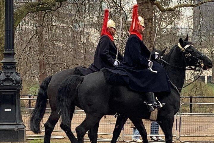 馬の衛兵交代式とバッキンガム宮殿を面白い歴史家と一緒に
