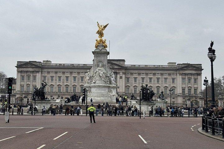 馬の衛兵交代式とバッキンガム宮殿を面白い歴史家と一緒に