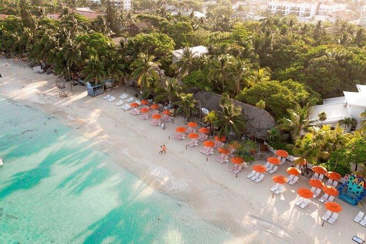 Roatán Paradise Beach Club West Bay Beach Day Pass