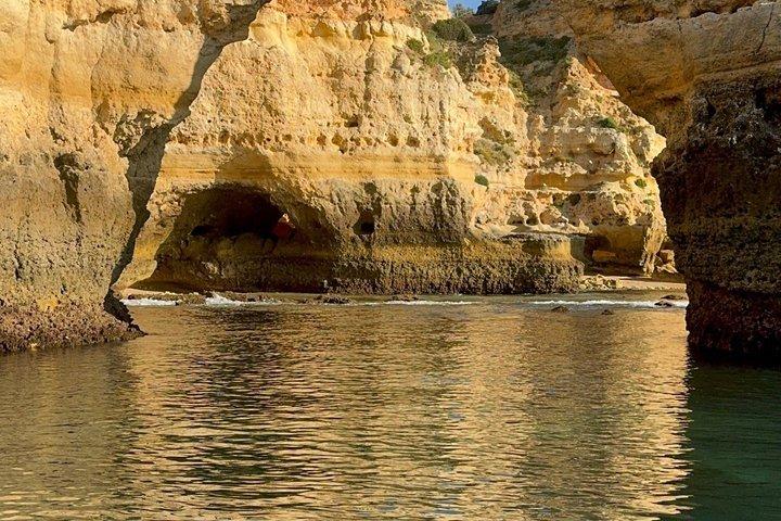 Boottochten in de Algarve verkennen de kust van Portimão.