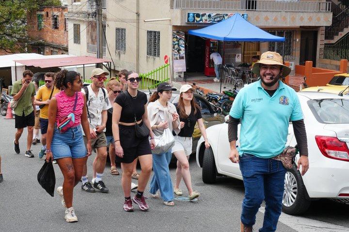 Guias locais da Comuna 13: Grafite, história real e transformação