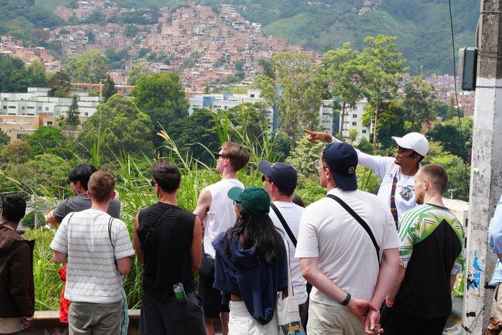 Guias locais da Comuna 13: Grafite, história real e transformação