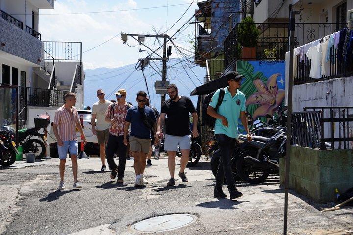 Guias locais da Comuna 13: Grafite, história real e transformação