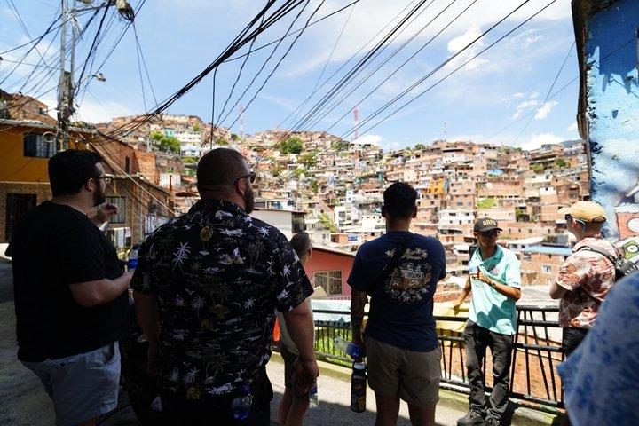 Guias locais da Comuna 13: Grafite, história real e transformação