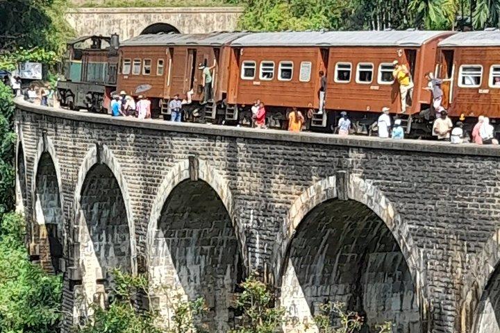 カスタマイズ可能な複数日スリランカ旅行：車、ドライバー、旅館