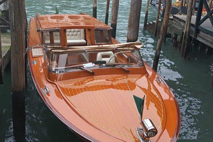 Farben und Traditionen: Murano und Burano mit dem Wassertaxi und einem Reiseführer