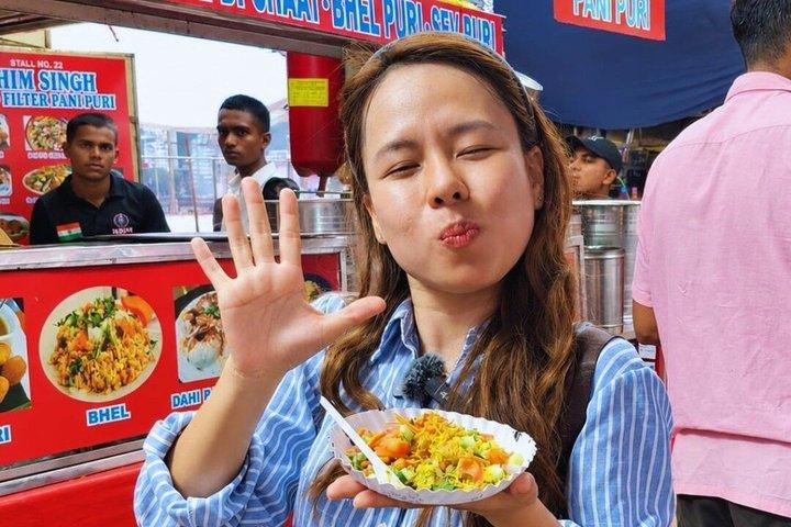 ムンバイのストリートフード＆イブニングマーケットツアー（13品以上試食付き）