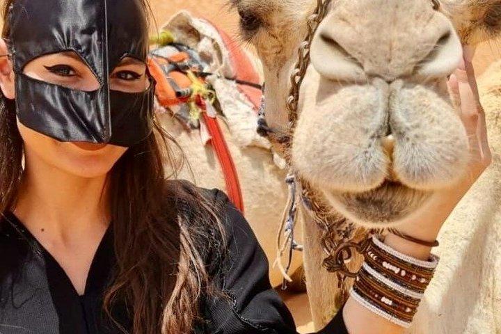 ワディ・バニ・ハリド＆ワヒバ・サンド砂漠サンセットツアーのシェア