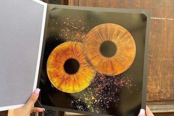 パリのマレ地区で撮影したあなたの虹彩の写真と額装されたプリント