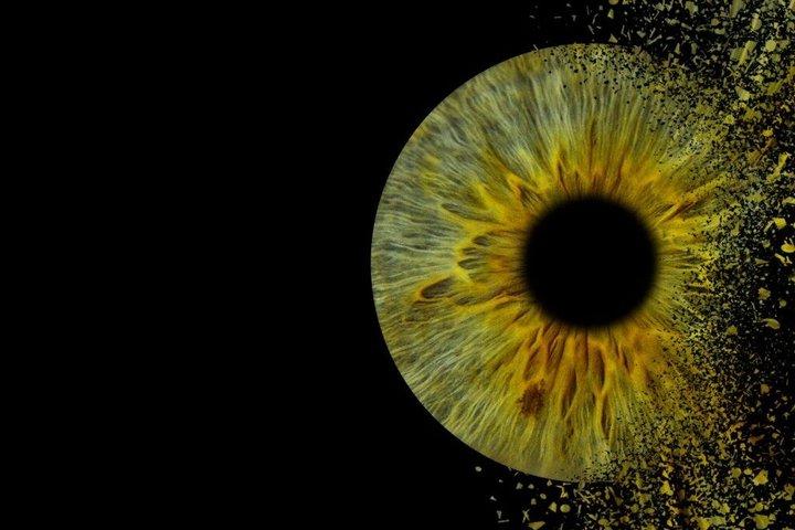 パリのマレ地区で撮影したあなたの虹彩の写真と額装されたプリント