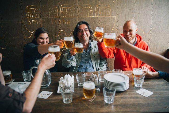 Visite privée de 4 heures : bières tchèques et tapas dans les quartiers de Prague