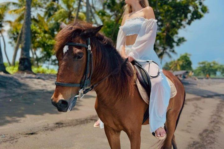 Bali Saba Horse Riding Through a Local Temple Experience