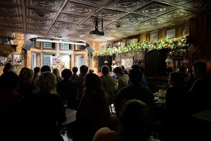 Englische Stand-up-Comedy-Showcase im Mckibbin's Irish Pub