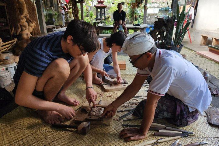 マス村の職人家族と木彫り教室