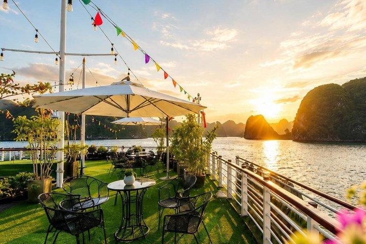 ハノイ発：ハロン湾ラグジュアリー日帰りクルーズ：ランチ＆洞窟、カヤック、水泳