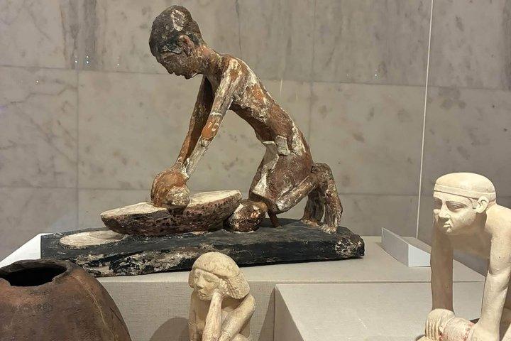 昼食を含むピラミッド、スフィンクス、エジプト博物館、バザールへのプライベートツアー