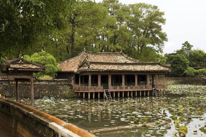 フエ：3つの王墓、ティエンムー寺院、香の村ツアー