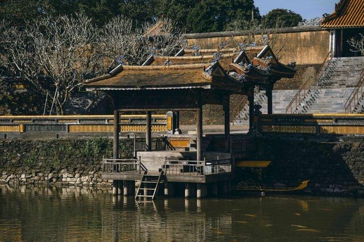 フエ：3つの王墓、ティエンムー寺院、香の村ツアー