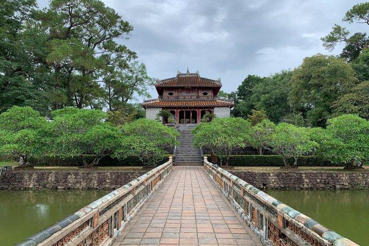 フエ：3つの王墓、ティエンムー寺院、香の村ツアー